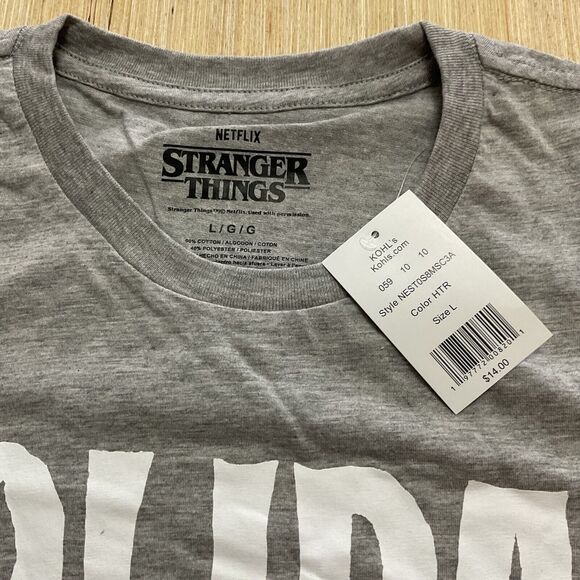 Netflix Stranger Things Men's Large Holiday Squad Christmas Graphic T-Shirt - Picture 2 of 5